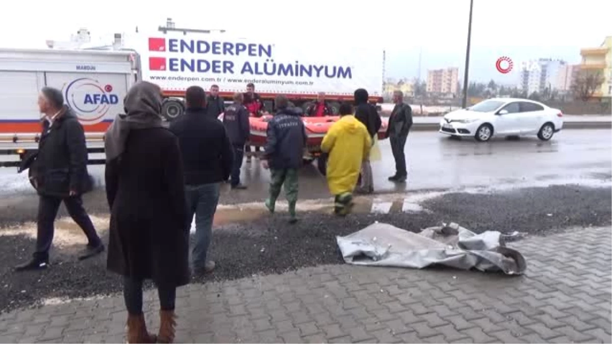 Binada Mahsur Kalan 2\'si Çocuk 8 Kişiyi Botla Kurtardılar