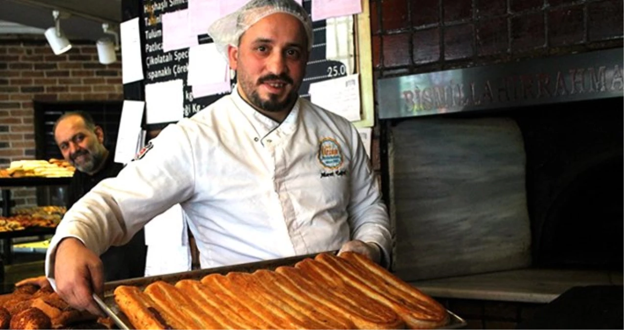 Börekçi, İstiklal Marşı\'nı Okuyan Müşterilerine Bedava Börek Veriyor