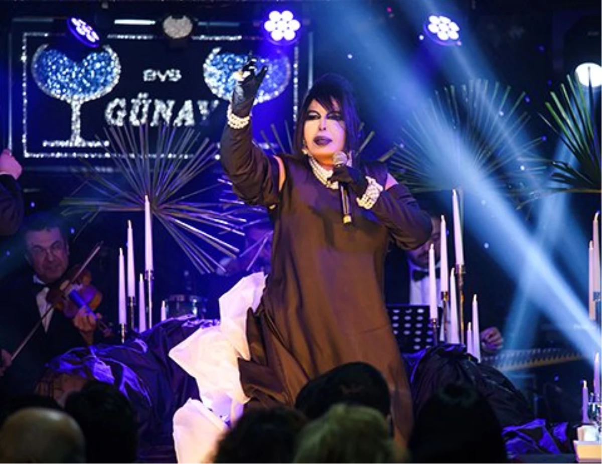 Bülent Ersoy, Konserinde Şarkısını Bölen Kadına Mikrofonla Vurdu