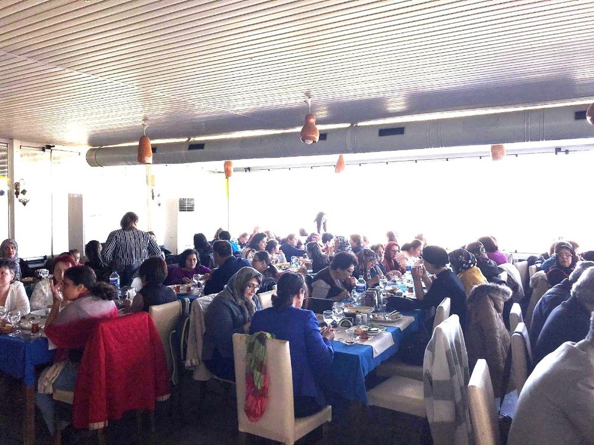 Burhaniye\'de Halk Eğitim Çalışanları ve Kursiyerleri Kahvaltıda Buluştu