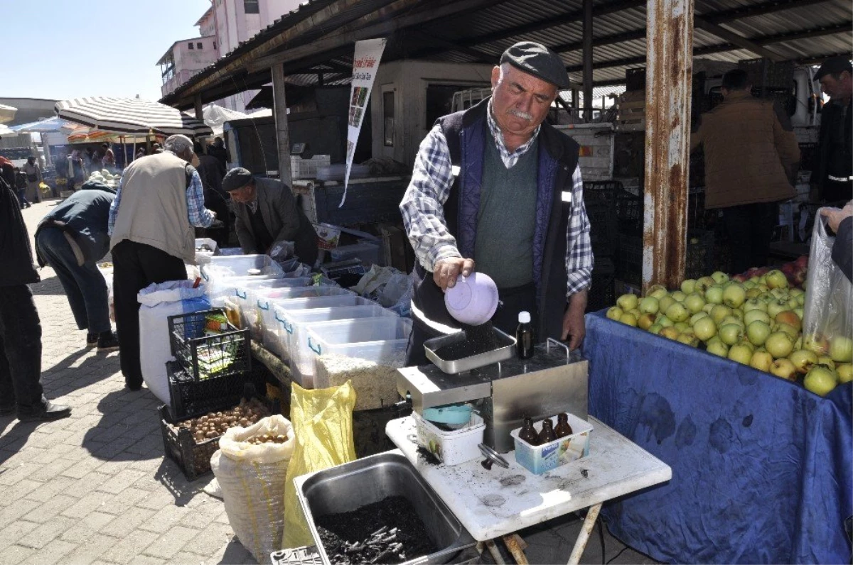 Vatandaşın Gözü Önünde Çörek Otu Yağı Üretip Kilosunu 90 Liraya Satıyor