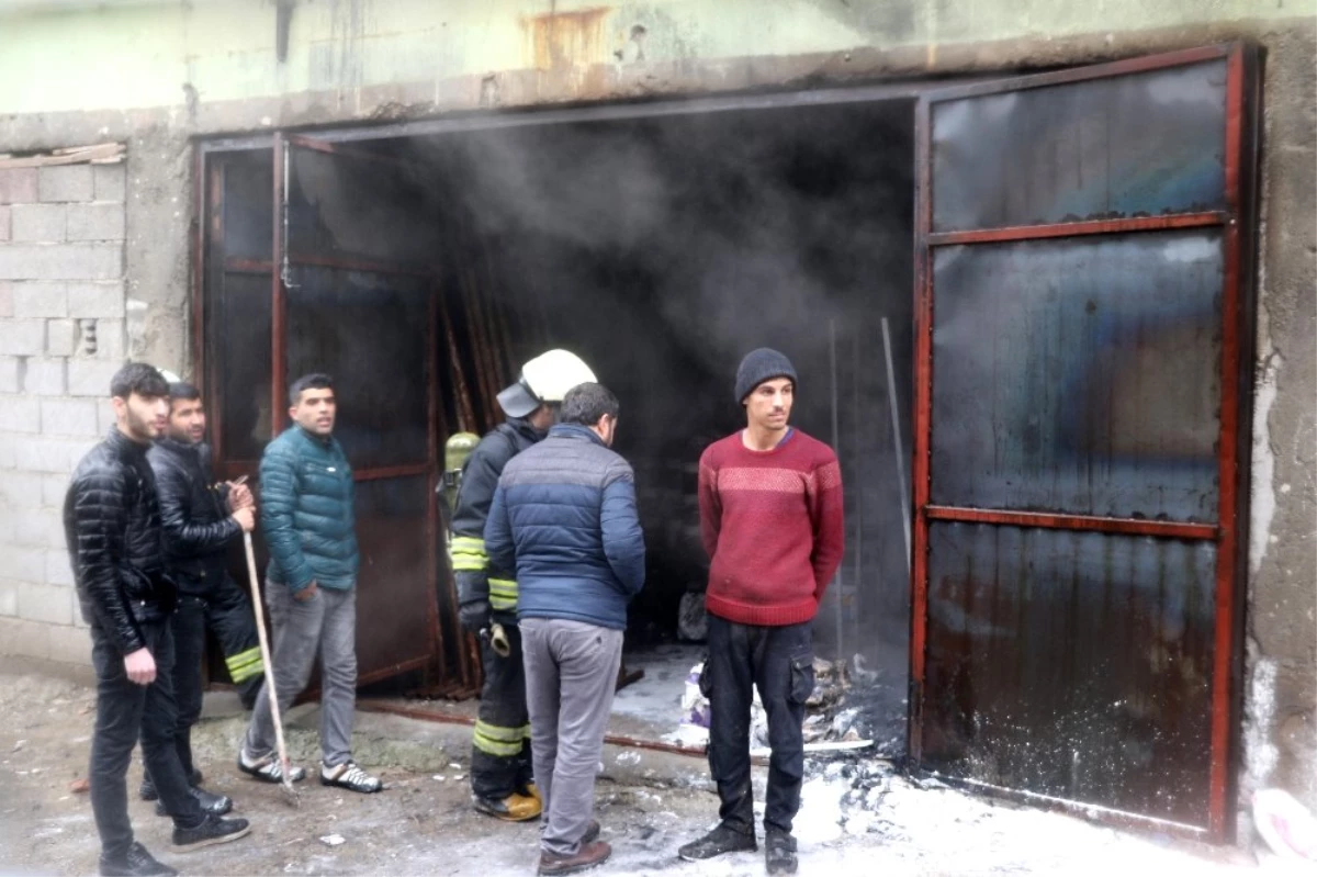 Diyarbakır\'da Boya Deposunda Yangın