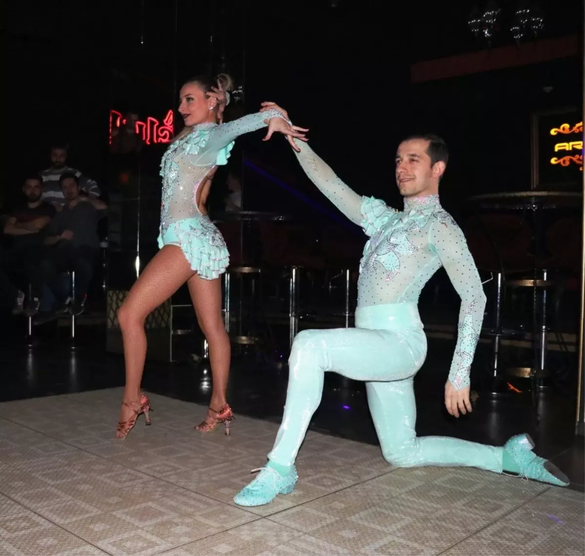 Dünya Latin Dansları Şampiyonu Emek ve Büşra\'dan Dans Şov