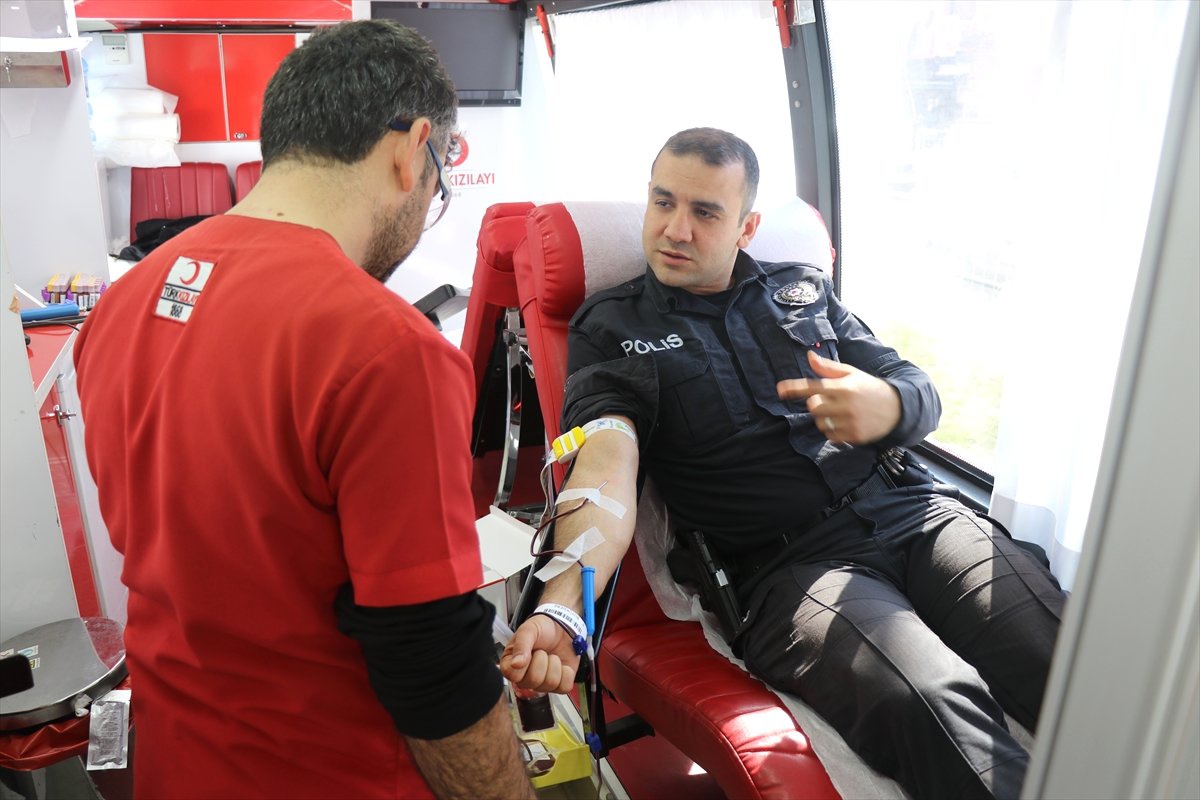 Emniyet Personelinden Kızılay\'a Kan Bağışı