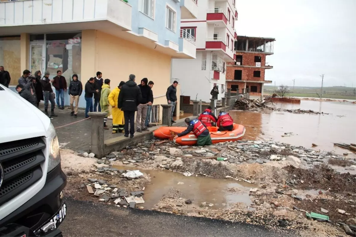 Etrafını Su Basan Binadaki 8 Kişi Botla Tahliye Edildi