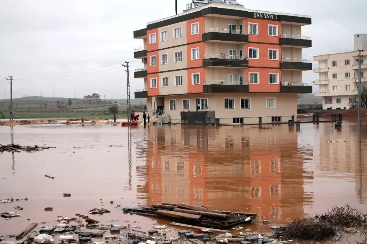 Etrafını Su Basan Binadaki 8 Kişi Botla Tahliye Edildi