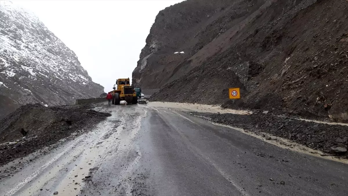 Hakkari-Van Kara Yolunda Toprak Kayması