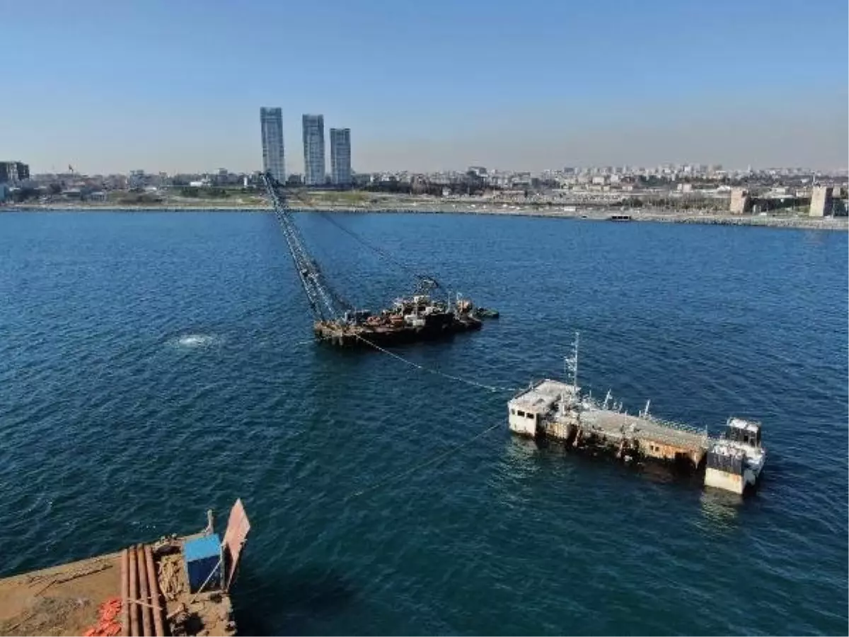 Havadan Fotoğraflarla//yarı Batık Geminin Sökümü İçin Deniz Üzerine Vinç Kuruldu