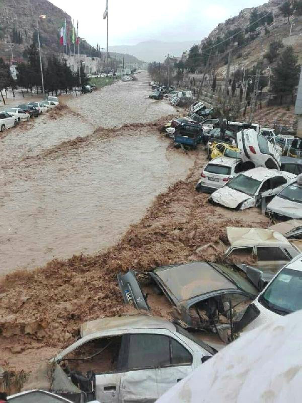 İran\'da Sel 11 Can Aldı... Otomobiller Ana Yolda Sürüklendi