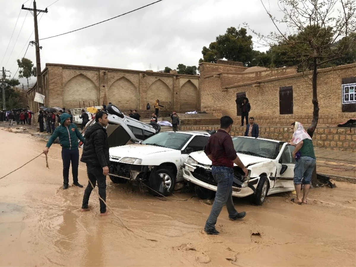 İran\'daki Sel Felaketinde Ölü Sayısı 18\'e Yükseldi