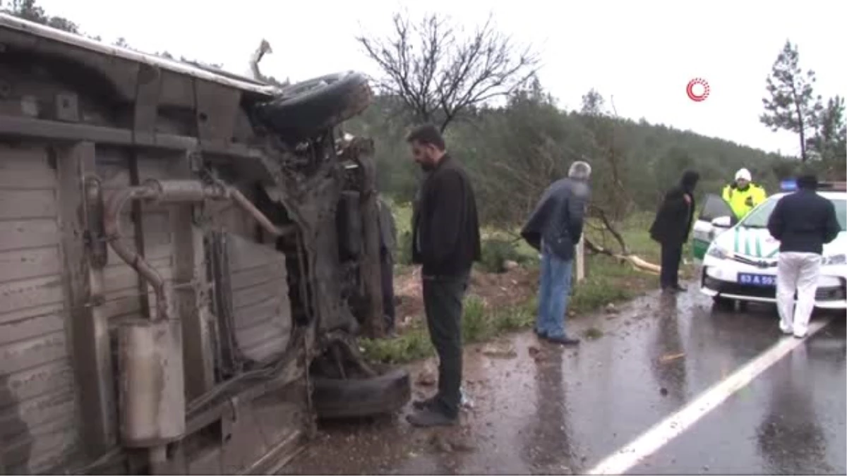 İşçi Servisi Ağaçları Yerinden Söküp Devrildi