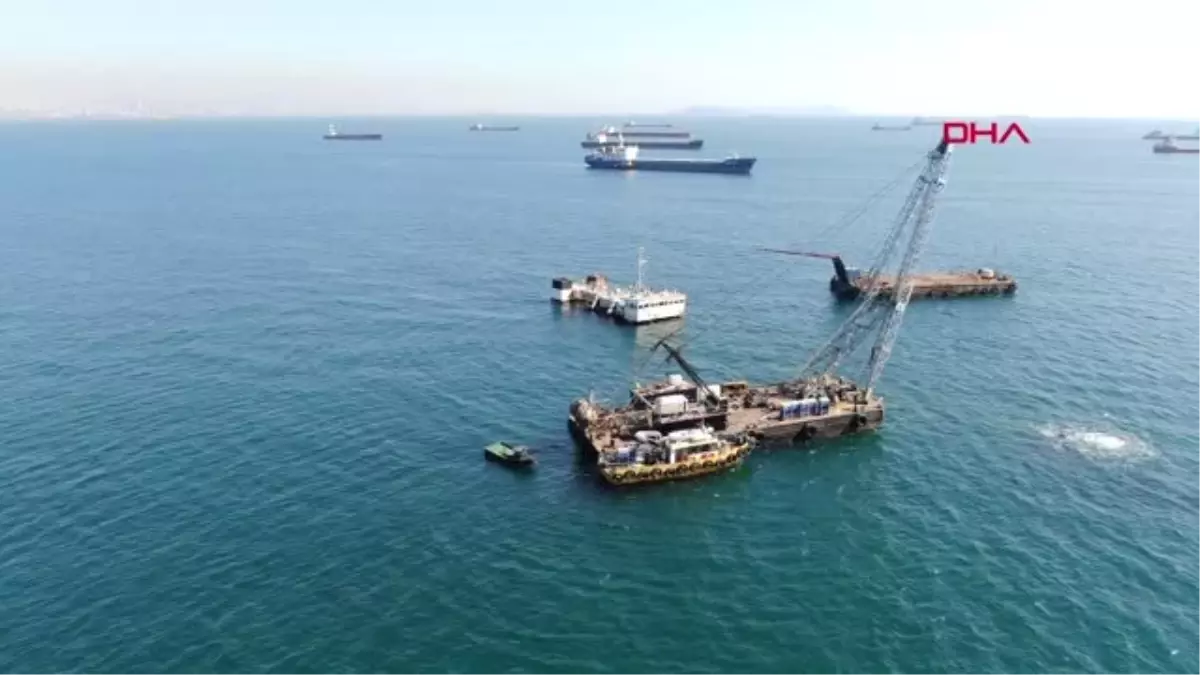 İstanbul- Yarı Batık Geminin Sökümü İçin Deniz Üzerine Vinç Kuruldu