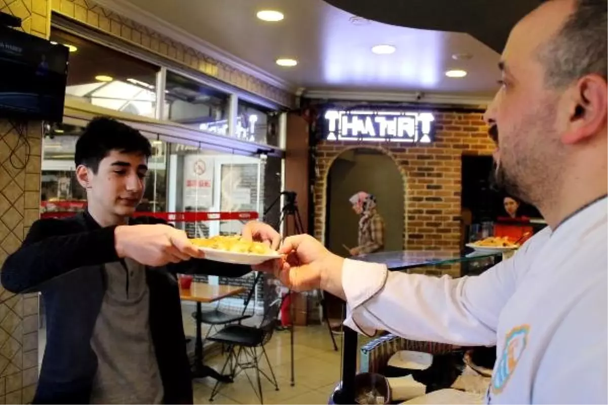 İstiklal Marşı\'nı Okuyana Börek Bedava