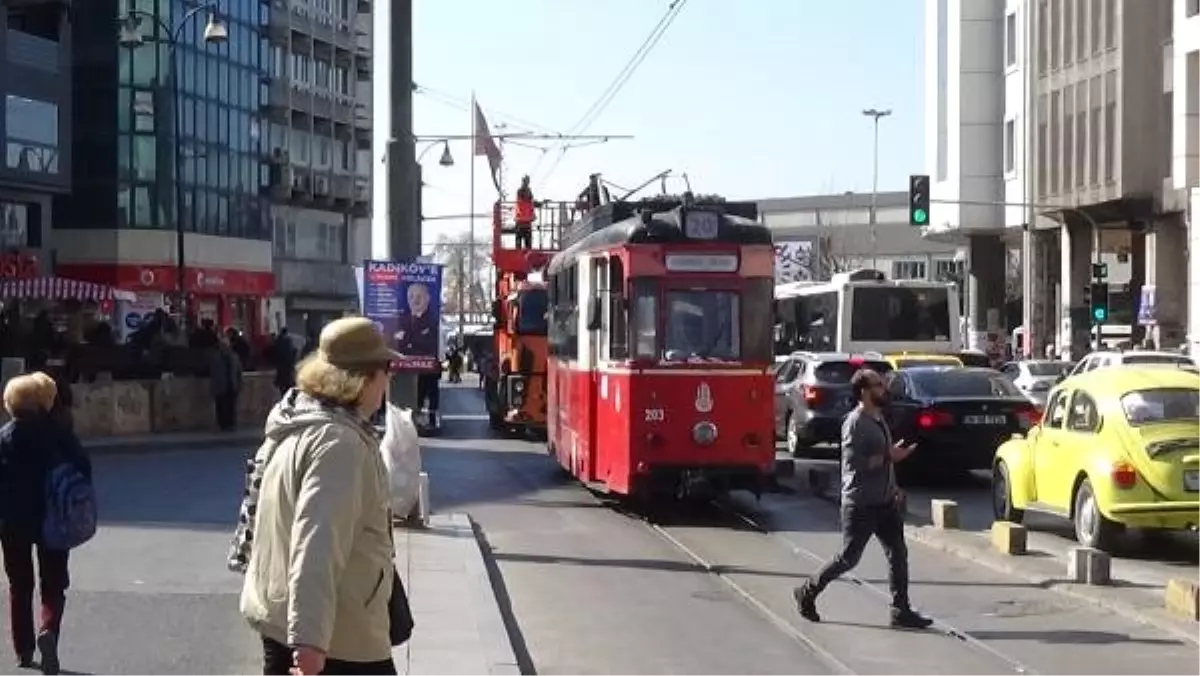 Kadıköy\'de Kopan Elektrik Teli Tramvay Seferlerini Durdurdu