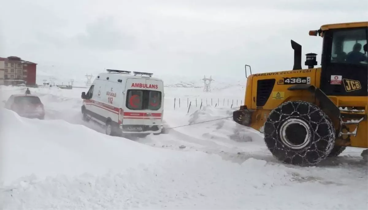 Kar ve Tipide Mahsur Kalan Ambulans Kurtarıldı