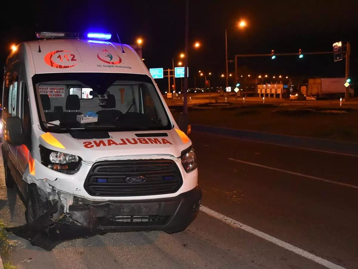 Malatya\'da Ambulans ile Otomobil Çarpıştı: 5 Yaralı