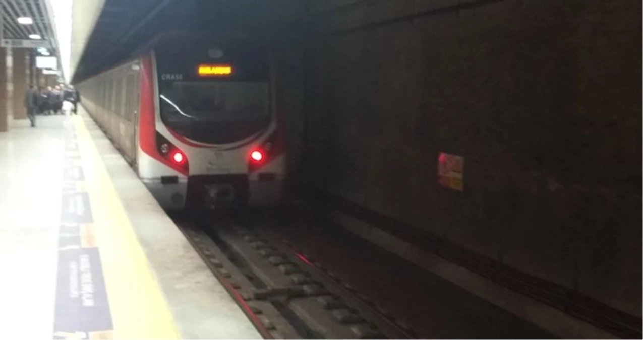 Marmaray\'da Gergin Dakikalar! Yüzlerce Yolcu Vagonlarda Bekletildi