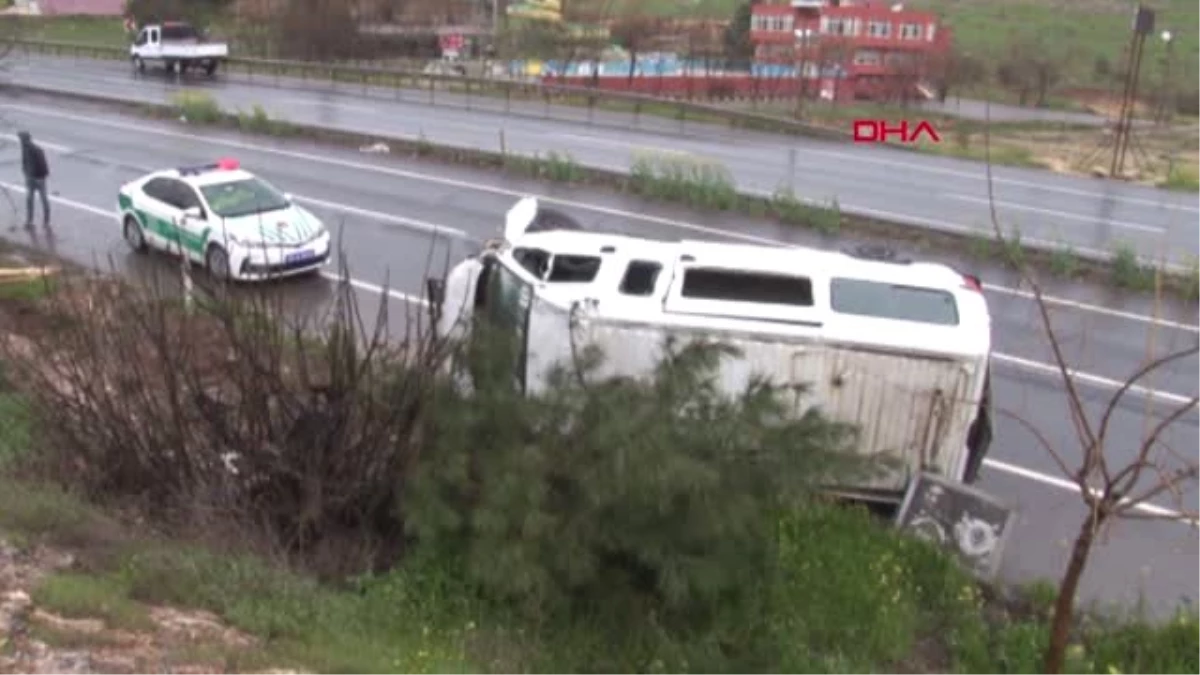 Şanlıurfa Servis Minibüsü Şarampole Devrildi; Sürücü Yaralı
