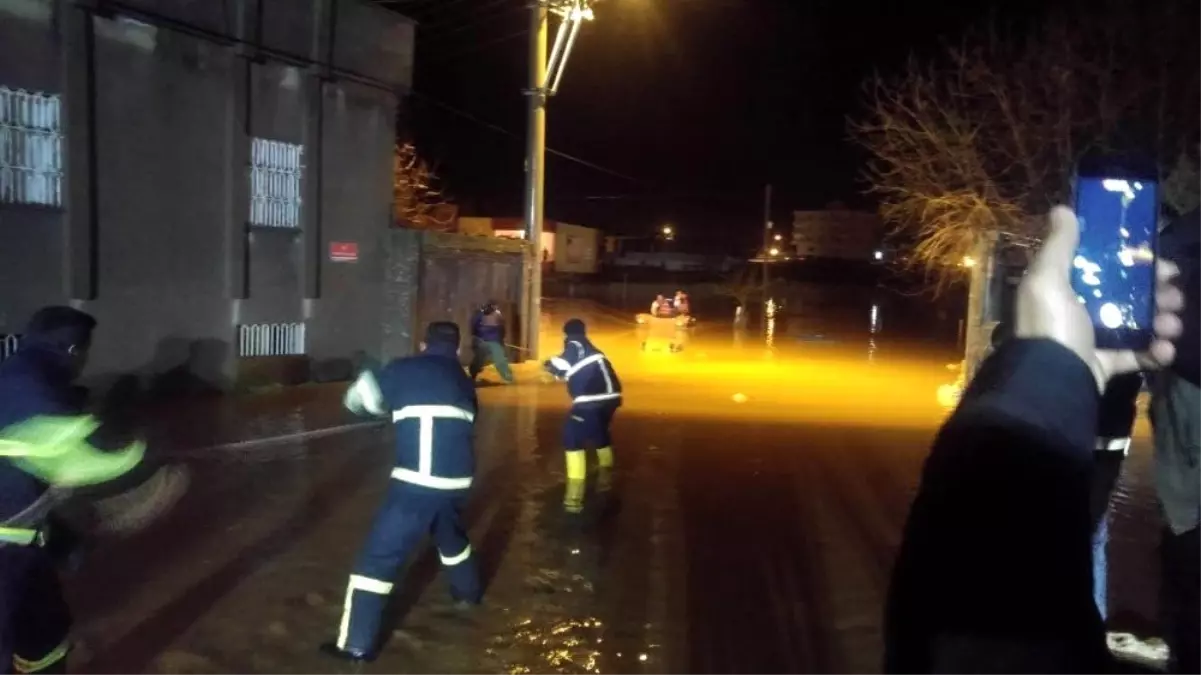 Selde Mahsur Kalan Vatandaşlar Botlarla Kurtarıldı