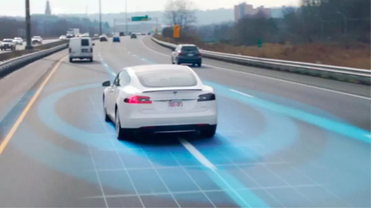 Tesla Araçları, Artık Öndeki Aracın Şerit Değiştireceğini Önceden Söylüyor (Video)