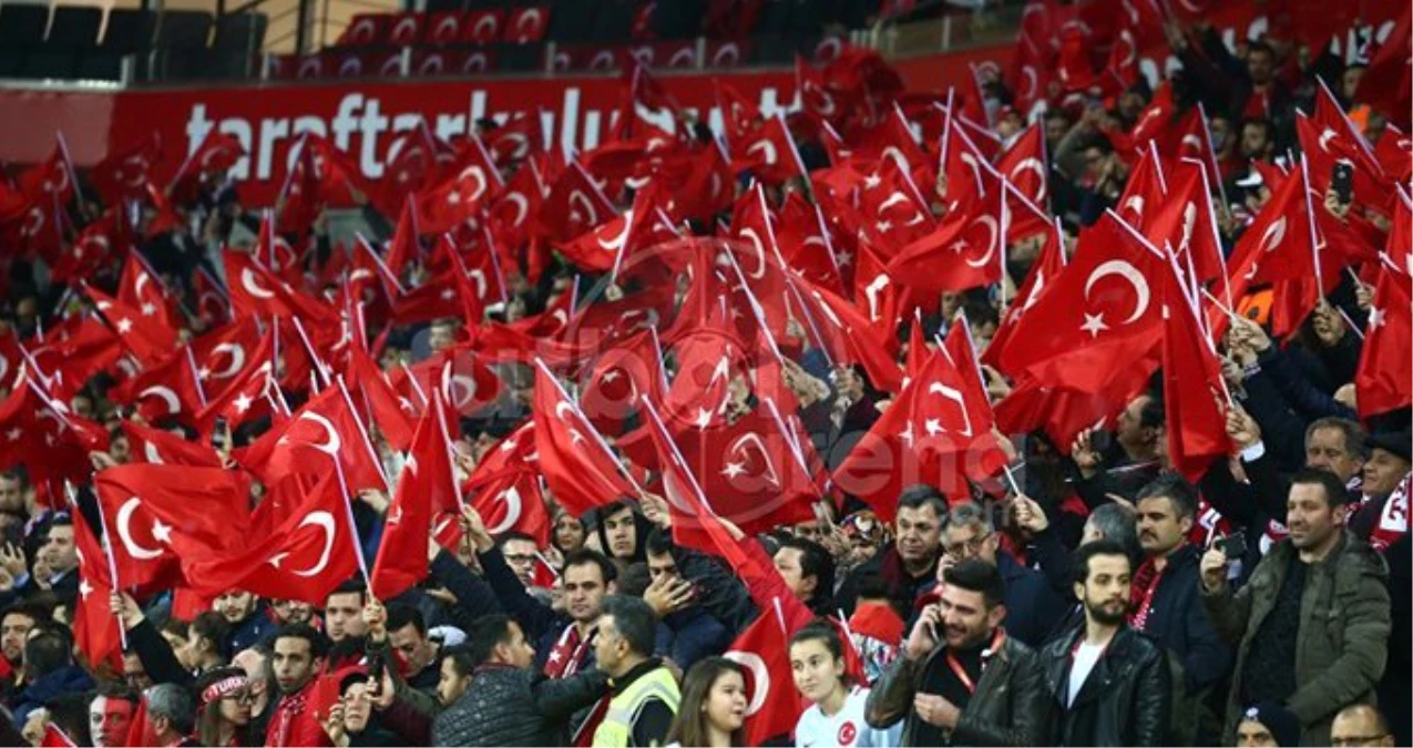Türkiye-Moldova Maçında Tribünler, Çanakkale Türküsü\'nü Söyledi!