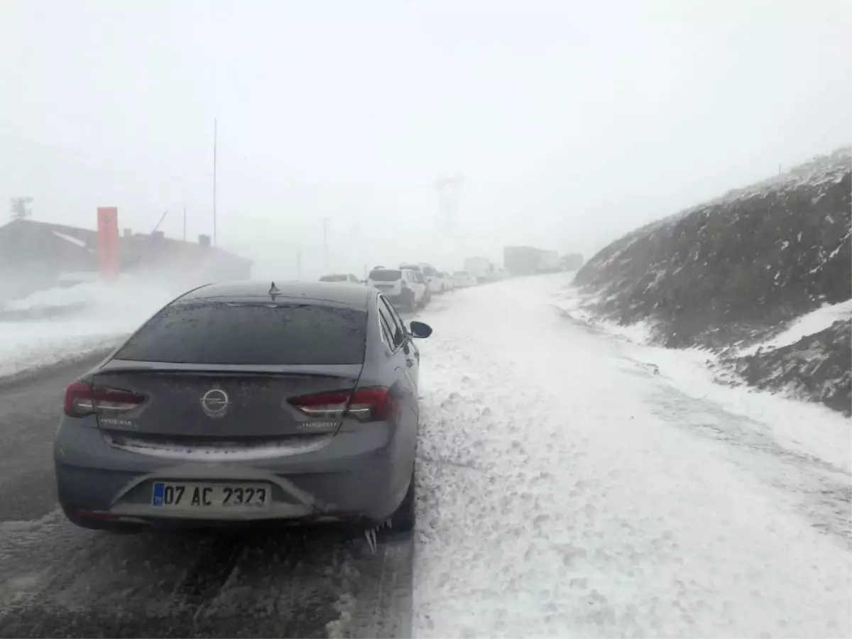 Van-Hakkari Karayoluna Çığ Düşmesi