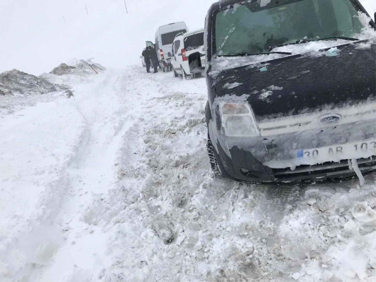 Van-Hakkari Karayoluna Çığ Düştü