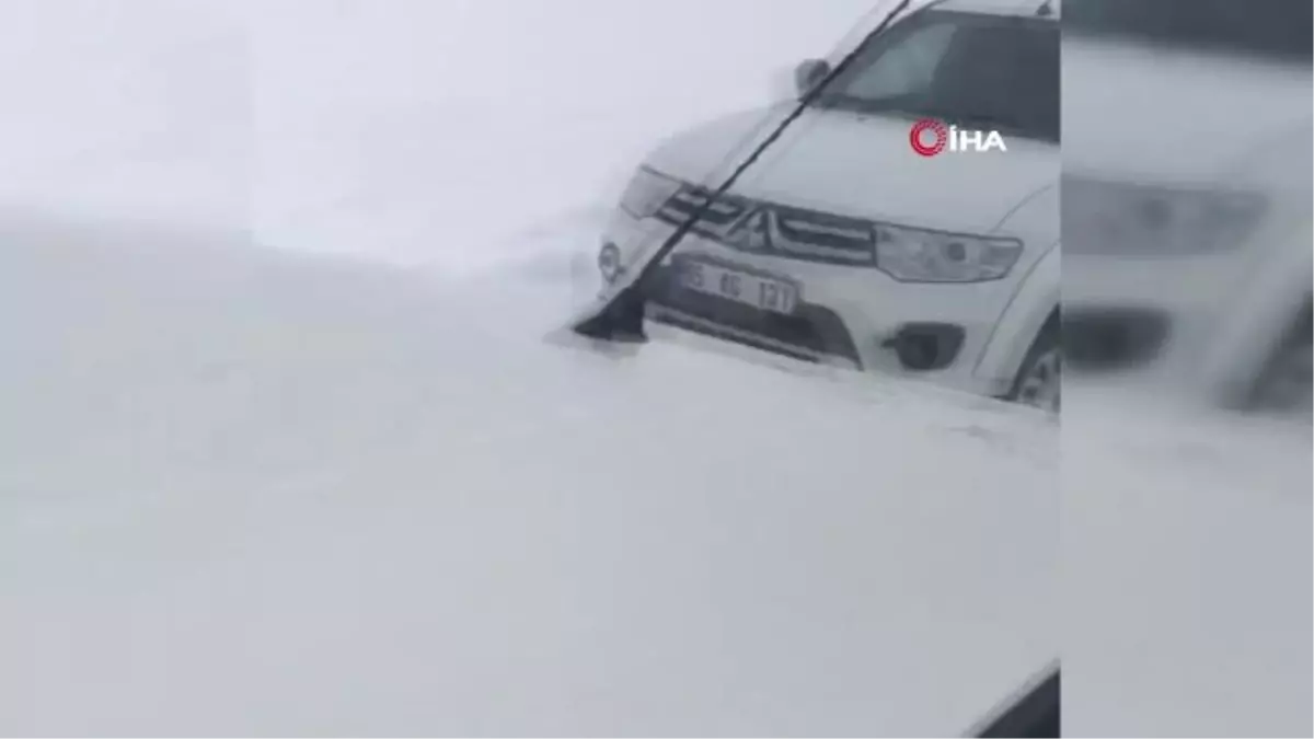 Van-Hakkari Karayoluna Çığ Düştü... Çığ Sonrası Onlarca Araç ve Yolcu Bölgede Mahsur Kaldı