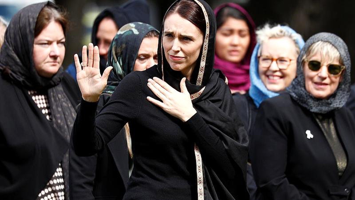 Yeni Zelanda Kenetlendi: Cuma Namazı Canlı Yayınlandı, Başbakan Ardern Hadis Okudu, Baş Örtüsü Taktı