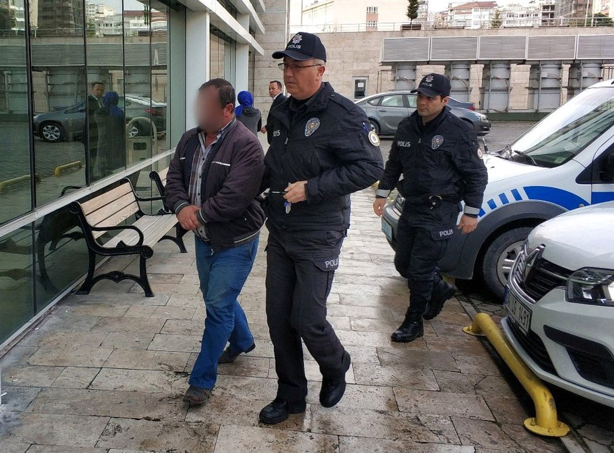 Yere Düşen 100 Lirayı Alıp Cebine Koyunca Gözaltına Alındı