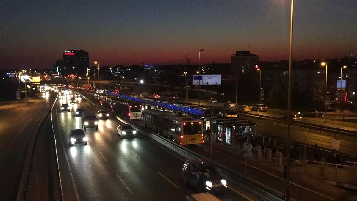 Yola Giren Gence, Metrobüs Çarptı