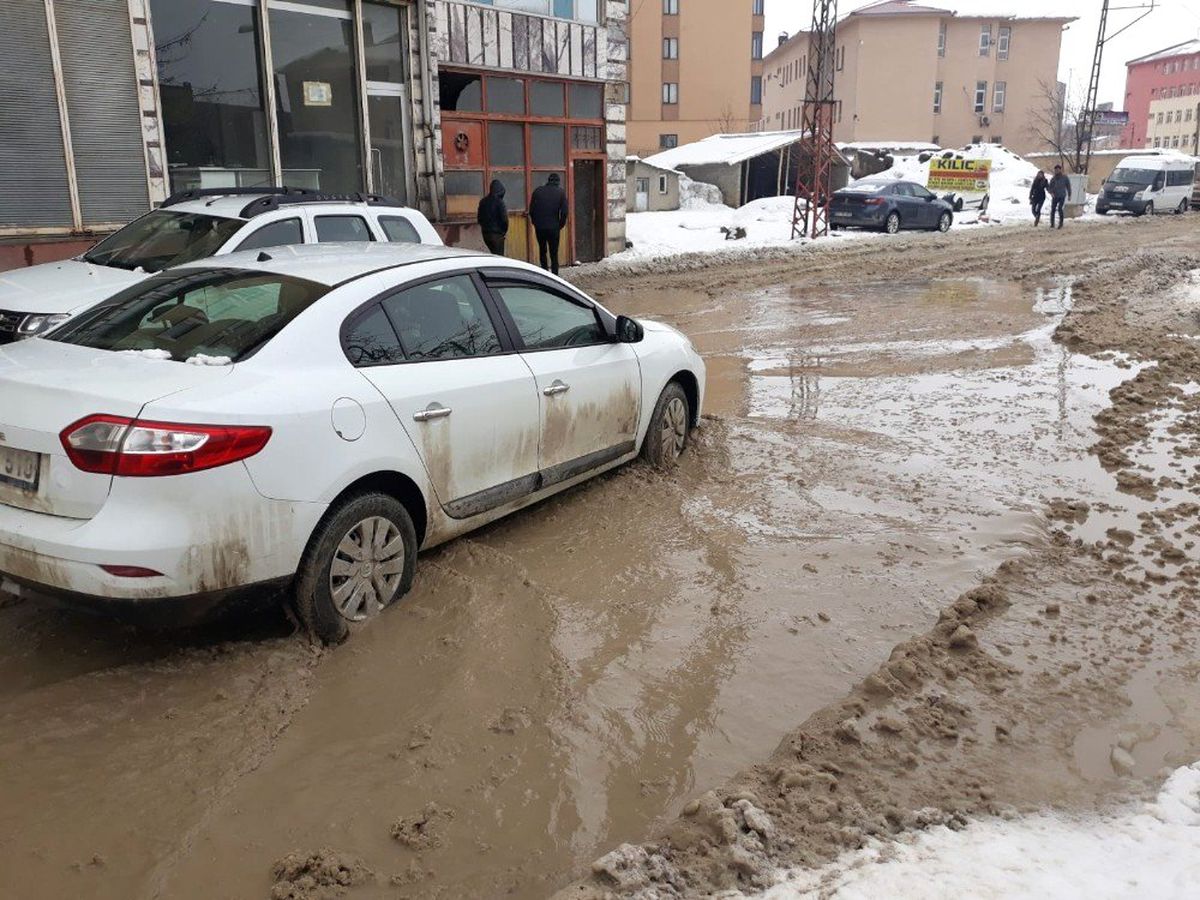 Yüksekova\'da Yollar Gölete Döndü