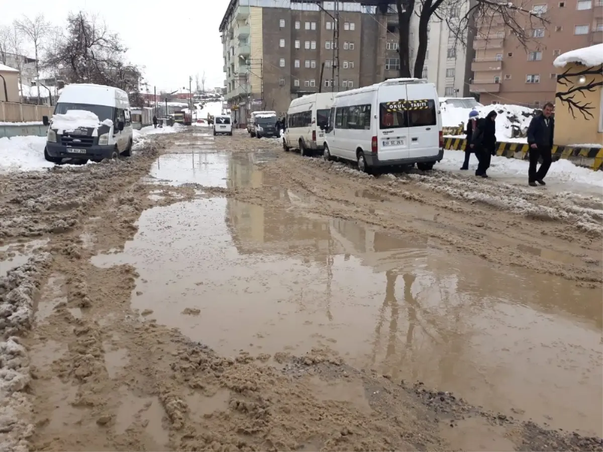 Yüksekova\'da Yollar Gölete Döndü