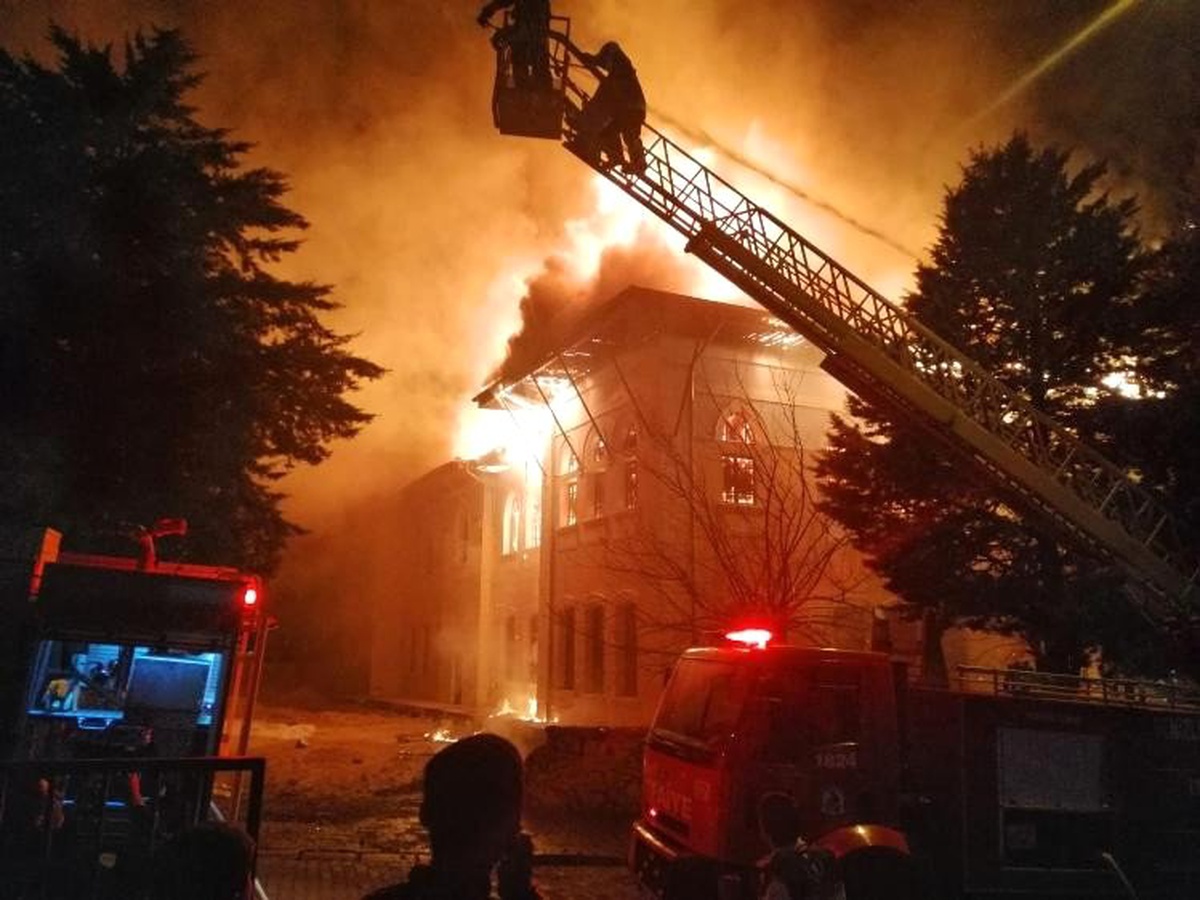 91 Yıllık Okulda Çıkan Yangınla İlgili 2 Kişi Gözaltına Alındı