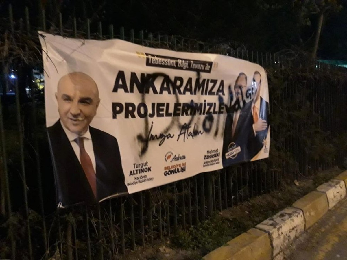 AK Parti Afişlerine Çirkin Saldırı
