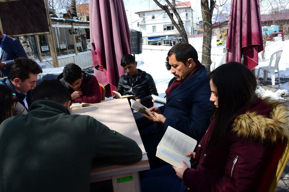 Ardahan\'da Öğrencilerden Kitap Okuma Etkinliği