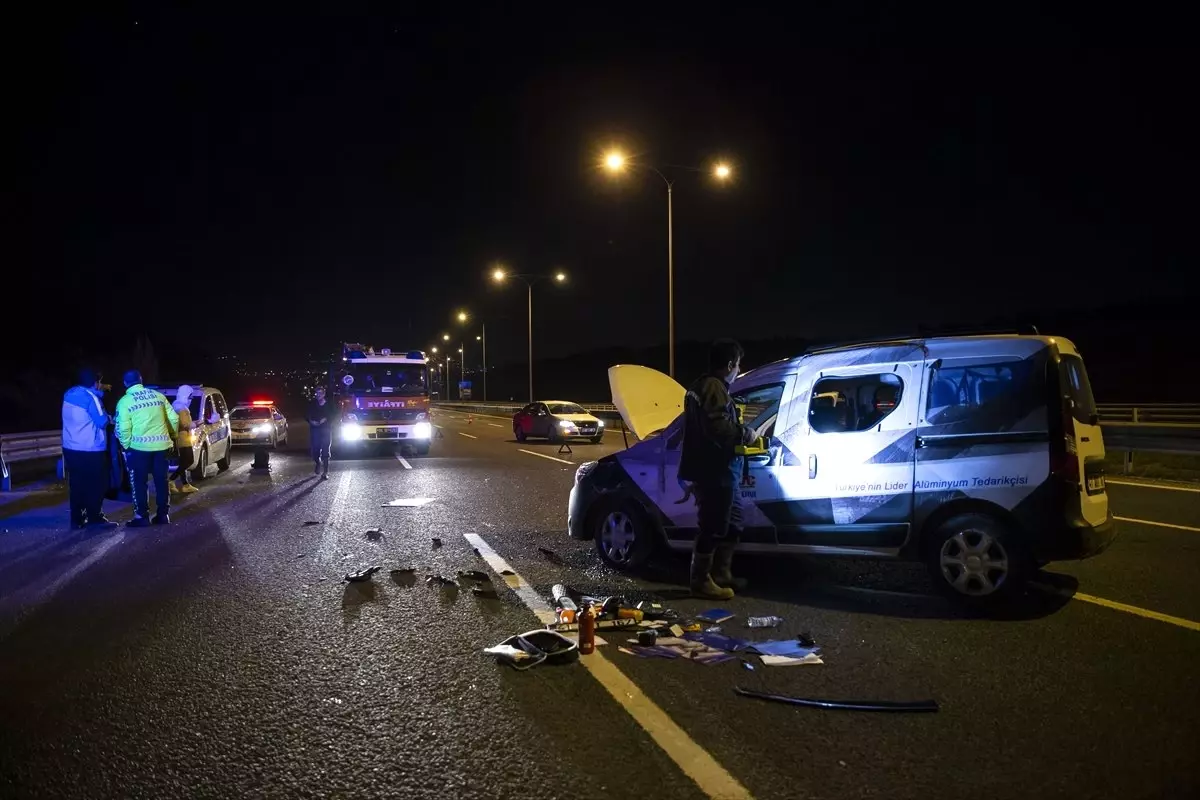 Bariyerlere Çarpan Otomobil Takla Attı