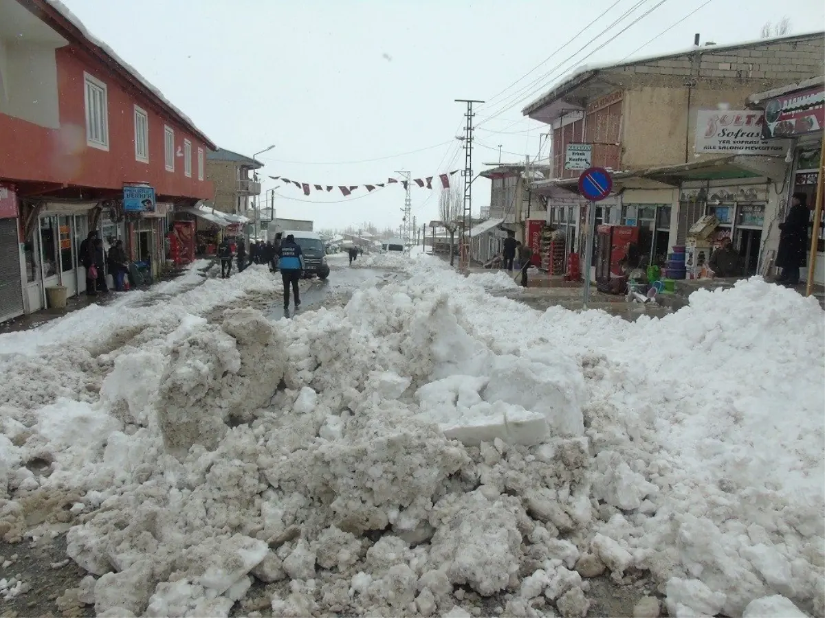 Başkale\'de Kar Temizliği