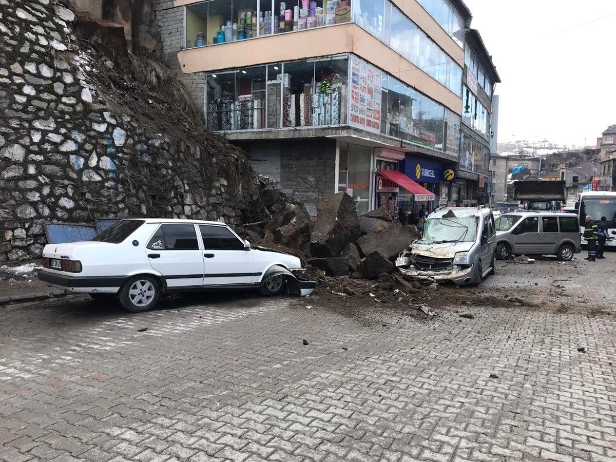 Bitlis\'te Caddeye Kaya Parçaları Düştü: 3 Araç Hasar Gördü
