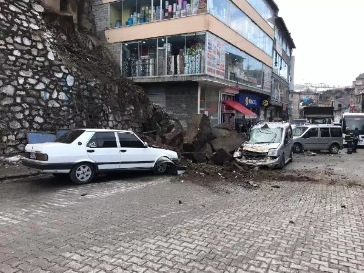 Bitlis\'te Yola Düşen Dev Kayalar, 3 Aracı Hurdaya Çevirdi