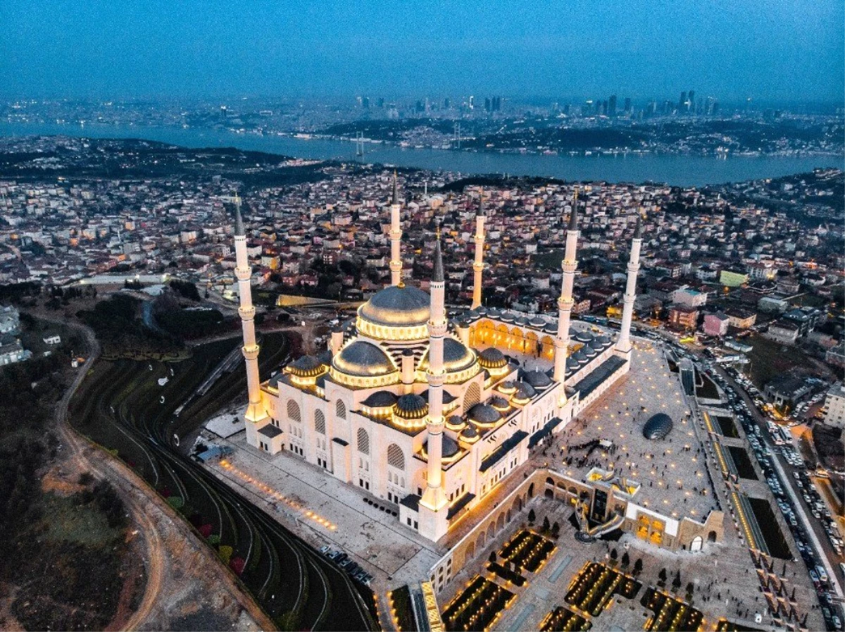 Çamlıca Camii Görüntüsüyle İstanbul\'u Süslüyor