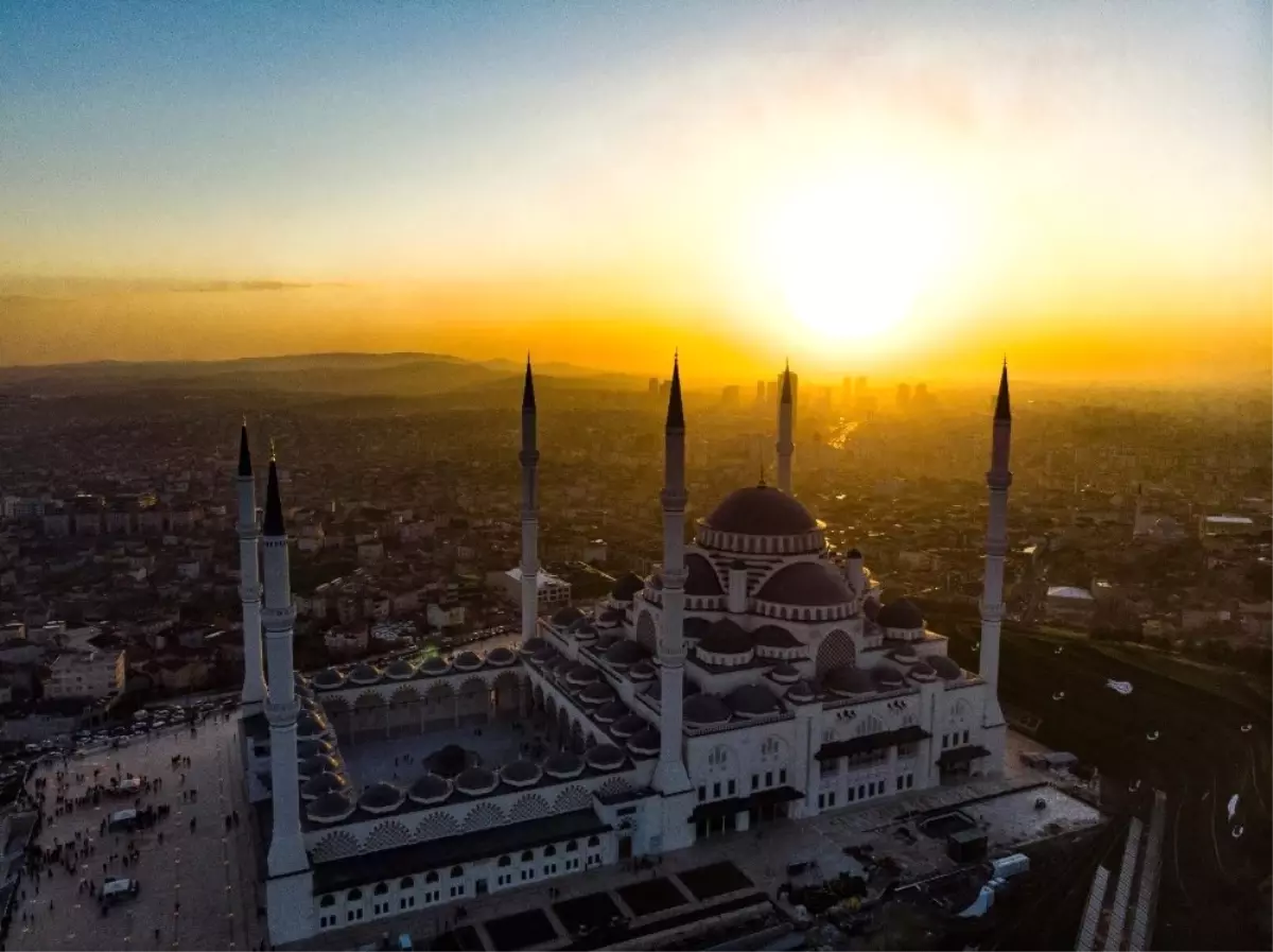 Çamlıca Camii Görüntüsüyle İstanbul\'u Süslüyor