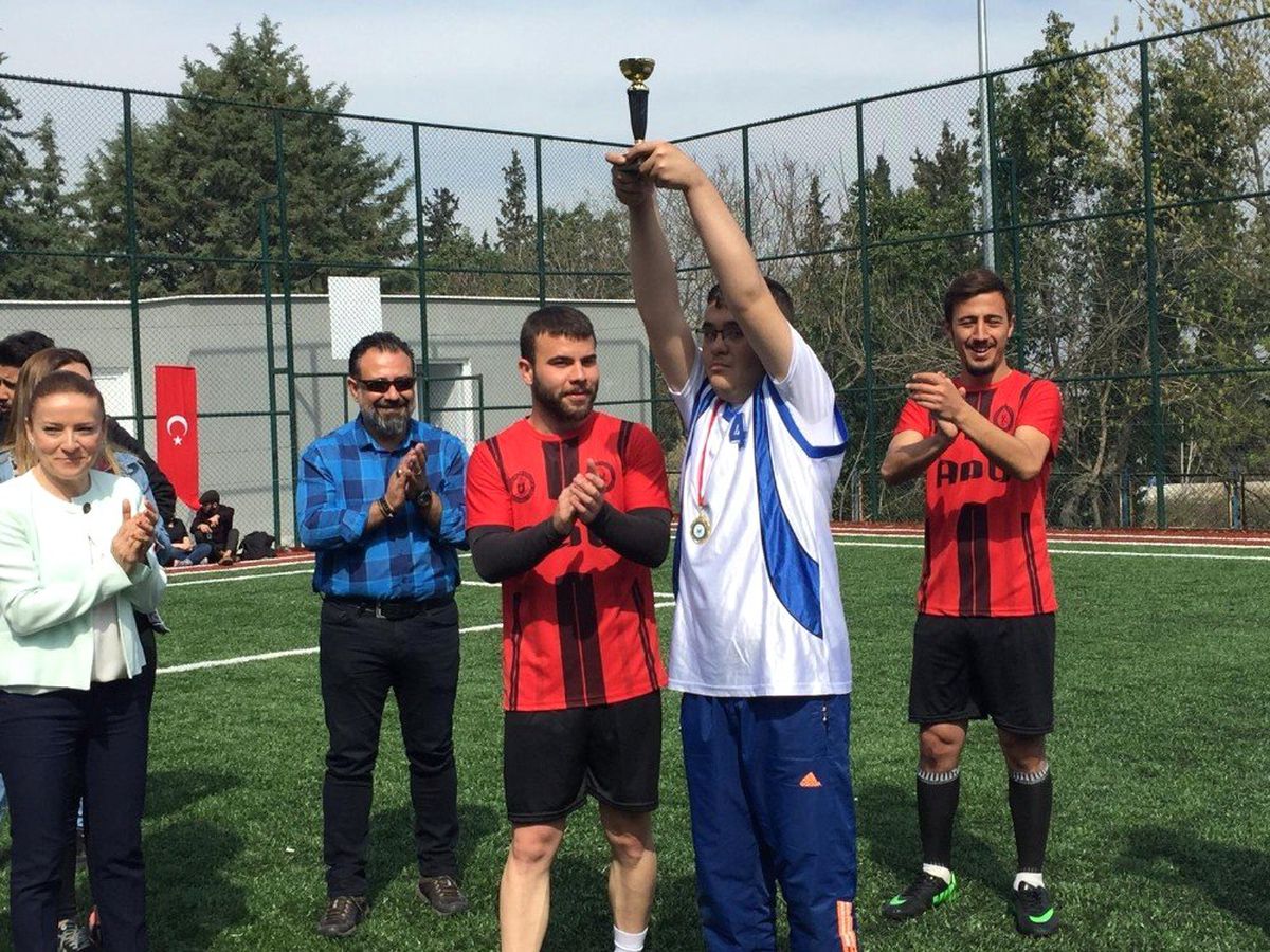 Down Sendromlu Gençler İçin Halı Saha Turnuvası Düzenledi