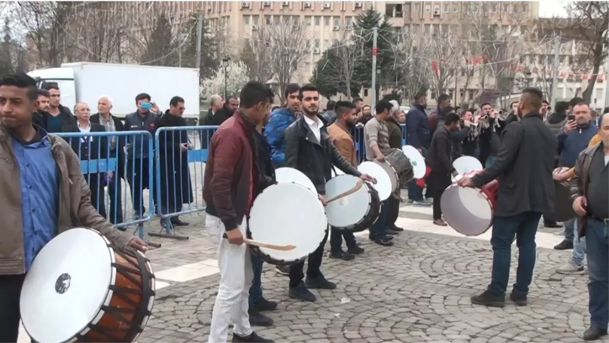 En Renkli Miting: 100 Davul, 10 Zurna ve Mehter