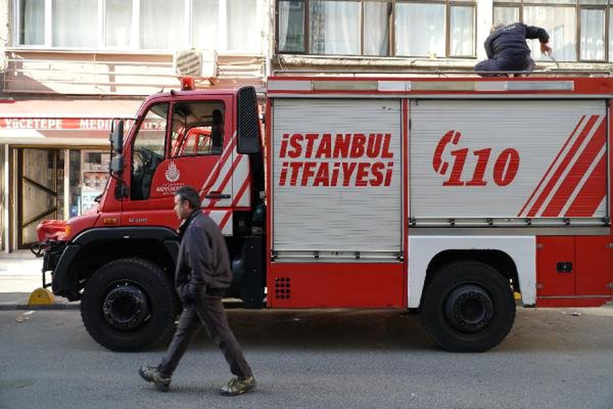 Evinde Düşen Yaşlı Kadını İtfaiye Ekipleri Kurtardı