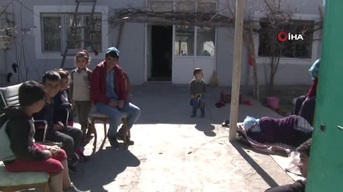 Evleri Yanan Aile Kömürlükte Yatıyor