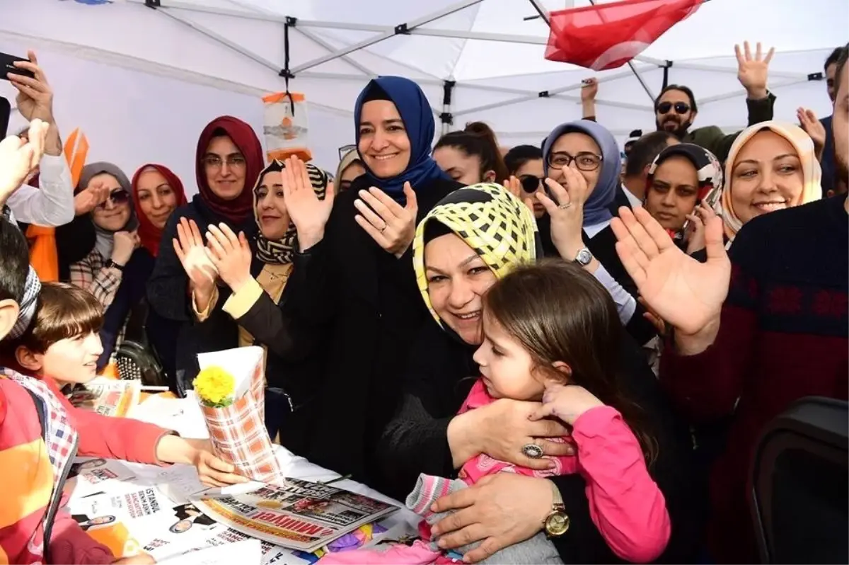 Fatma Betül Sayan Kaya ve Şeyma Döğücü\'den Coşkulu \'Sevgi Yürüyüşü\'