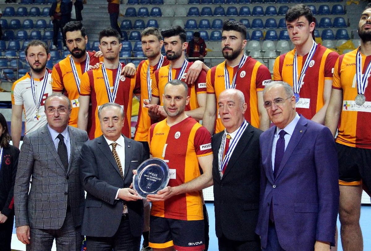 Galatasaray Erkek Voleybol Takımı\'na Madalyalarını Mustafa Cengiz Verdi