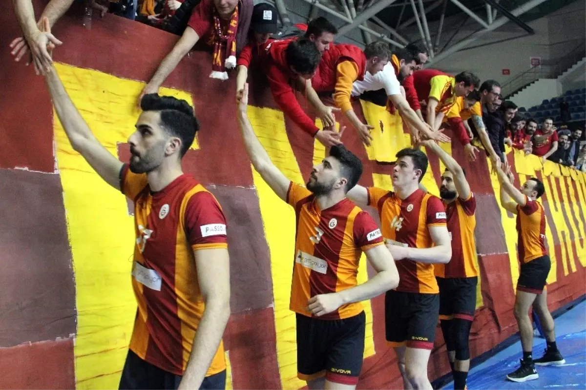 Galatasaray Erkek Voleybol Takımı\'na Madalyalarını Mustafa Cengiz Verdi