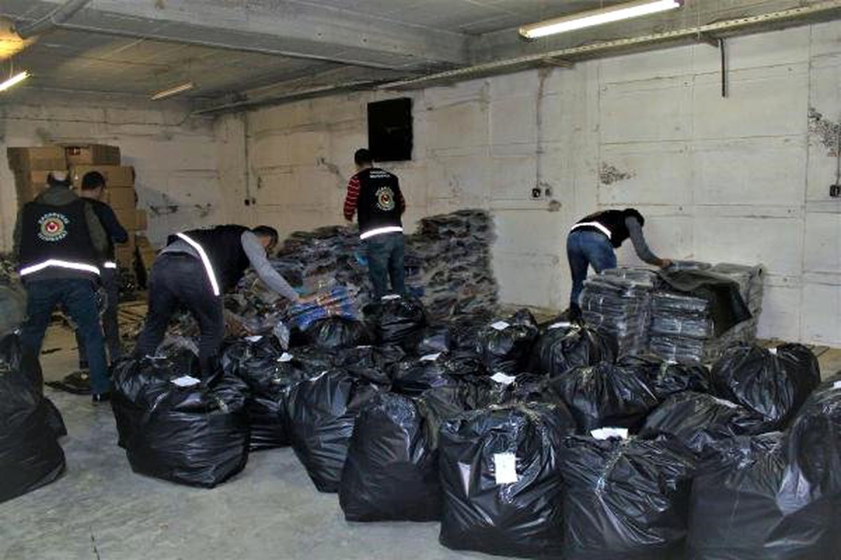 İzmir\'de Kaçak 24 Bin Çanta ve Cüzdan Ele Geçirildi